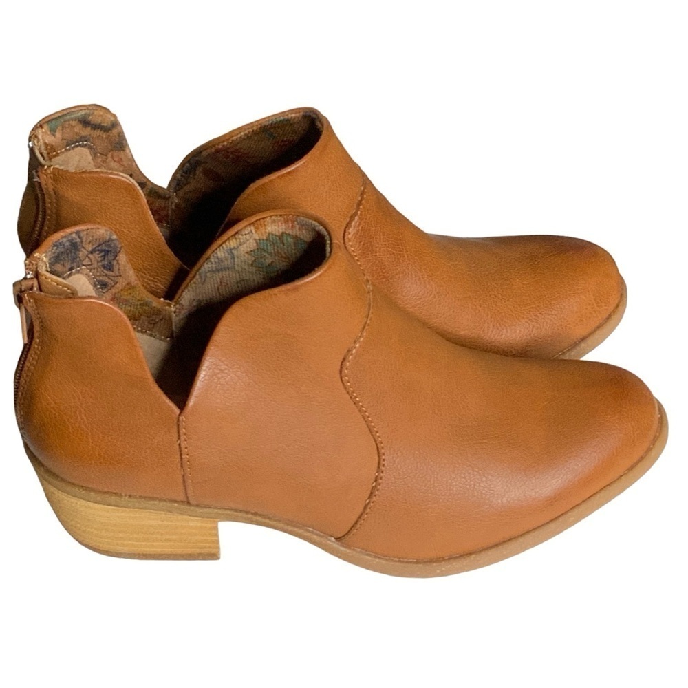 Boc- brown ankle boots. New in Box. size 8.5